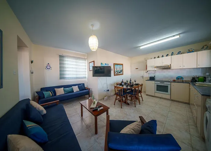 The Blue Mile アパート パラリムニ