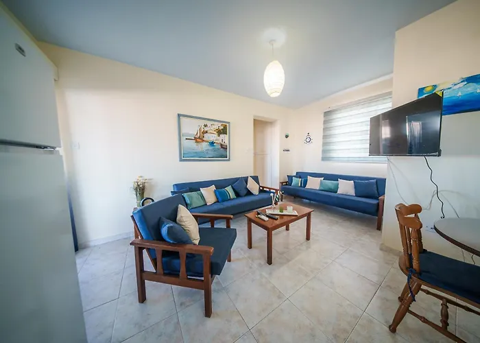 The Blue Mile アパート パラリムニ