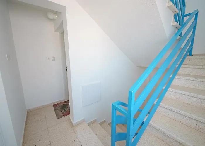 The Blue Mile アパート パラリムニ